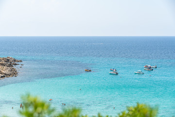 Traumaussicht auf türkises Wasser und Boote auf der Insel Sardinien im Sommer
