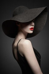 portret młodej damy z czarny kapelusz i strój wieczorowy - 247449356
