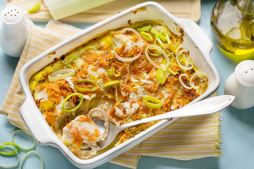 Oven dish gratin with cod fish, carrots and leeks