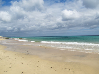 Fototapeta na wymiar Wolken, Meer und Strand