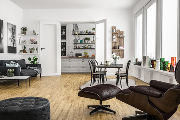 Helles eingerichtetes Apartment mit viel Dekoration