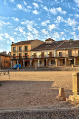 Fototapeta na wymiar Edificios de la plaza porticada de riaza, Segovia