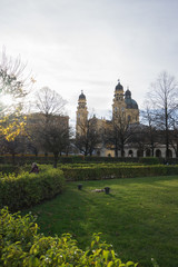 Im Hofgarten in München: Blick auf die Theatinerkirche