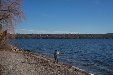 Kind am Ufer des Starnberger Sees im Winter