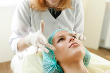 Obraz na płótnie Canvas The cosmetologist makes the procedure ultrasonic face
