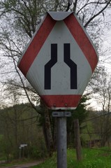 Verkehrszeichen Verengte Fahrbahn verbogen