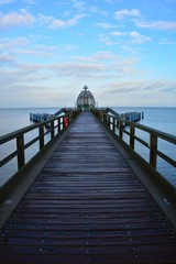 Obraz premium Blick zur Tauchgondel auf der Seebrücke in Sellin, auf Rügen in Deutschland