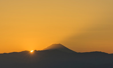 夕日に浮かぶ富士山のシルエット