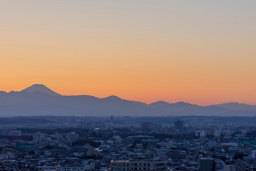 夕日に浮かぶ富士山のシルエット