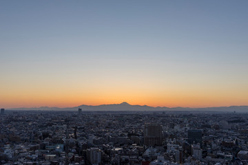 Fototapeta na wymiar 夕日に浮かぶ富士山のシルエット