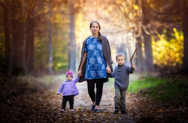 Obraz premium Pretty caucasian child and mother in autumnal landscape