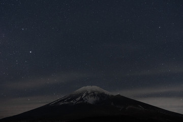 Fototapeta na wymiar 富士山と夜と星