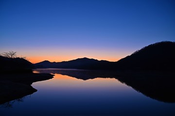 夜明け前の千丈寺湖の情景