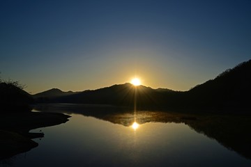 Obraz premium 千丈寺湖の夜明けの情景