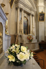 Bouquets de fleurs sur un autel. Collégiale Saint-Jacques-le-Majeur. Sallanches. / Bouquets of flowers on an altar. Saint James's collegiate church. Sallanches.