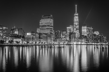 Plakat One World Trade Center and Battery Park City at night, seen from Pier 34, Manhattan, New York.