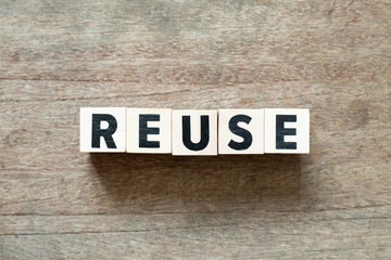 Naklejka premium Letter block in word reuse on wood background