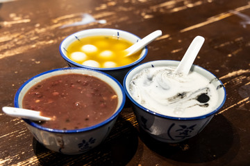 Haricot rouge, tang yuan, soupe dessert sucrée aux amandes et au sésame noir.