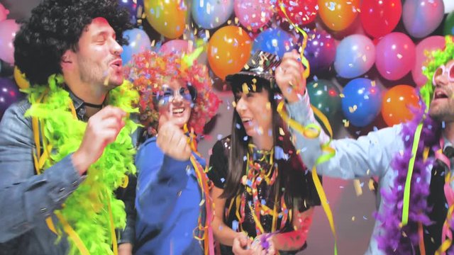 Karneval Party,Lachende Freunde in bunten Kost&uuml;men feiern Karneval. 4k Video slow motion 