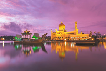 Sultan Omar Ali Saifuddien Mosque in Brunei - obrazy, fototapety, plakaty