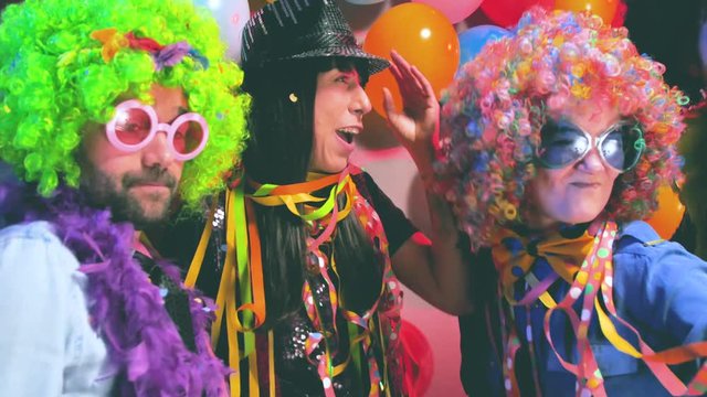 Karneval Party,Lachende Freunde in bunten Kost&uuml;men feiern Karneval. 4k Video slow motion 