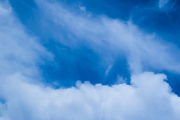 Obraz premium chmury na błękitnym niebie
