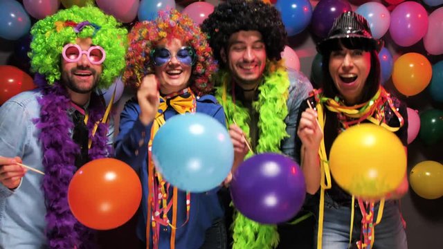 Karneval Party,Lachende Freunde in bunten Kost&uuml;men feiern Karneval. 4k Video slow motion 