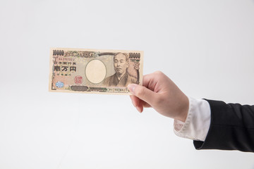 1万円を持った手