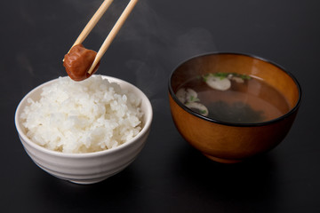 日本の定番、白米、梅干しとお吸い物