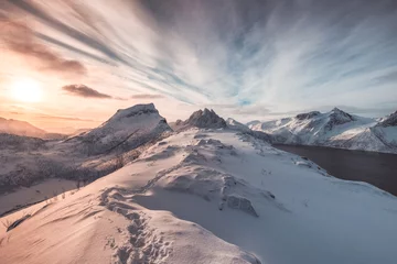 Landschaft von bunten schneebedeckten Hügeln mit Fußabdruck bei Sonnenaufgang © Mumemories