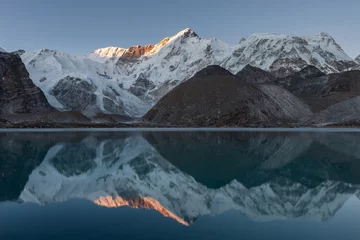 Tableaux sur verre Cho Oyu Beautiful sunset over mountain Cho Oyu reflecting in the blue moraine lake mirror surface. Extra photo.