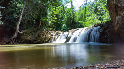 Lulu Cascade ein Wasserfall in der dschungel in der Karibik