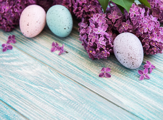 Obraz na płótnie Canvas Spring lilac flowers and easter eggs
