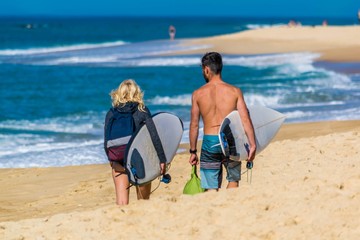 Surfeurs sur la plage.