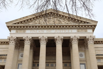 Fototapeta premium PALAIS DE JUSTICE AUX COLONNES CORINTHIENES - NIMES - LANGUEDOC - OCCITANIE