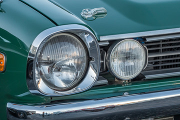 自動車のヘッドライト　Headlight of the car