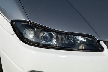 自動車のヘッドライト　Headlight of the car