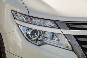 自動車のヘッドライト　Headlight of the car © norikko