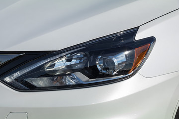 自動車のヘッドライト　Headlight of the car