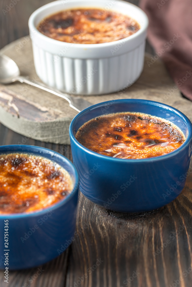 Sticker creme brulee in the pots