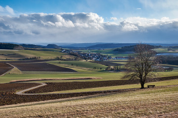 Fototapeta na wymiar Blick in die Hegaulandschaft mit der Gemeinde Duchtlingen