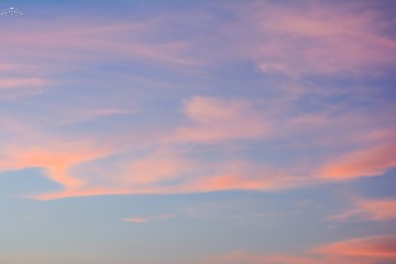 Obraz premium This is twilight sky or evening sky which is the time of sunset. It's pleasant to look at when relaxing in the evening