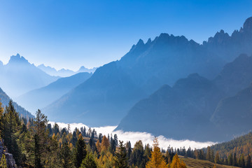 Fototapeta premium Blick von der Plätzwiese auf die Critallogruppe im Morgennebel, Dolomiten, Südtirol 
