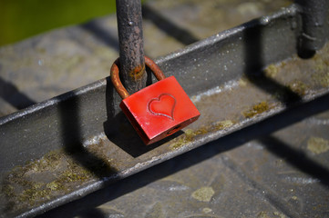 Rotes Vorhängeschloss mit Herz