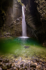 Koziak Wasserfall mit grünem See in Slowenien in Kobarid