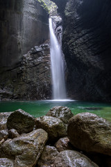 Koziak Wasserfall mit grünem See in Slowenien in Kobarid