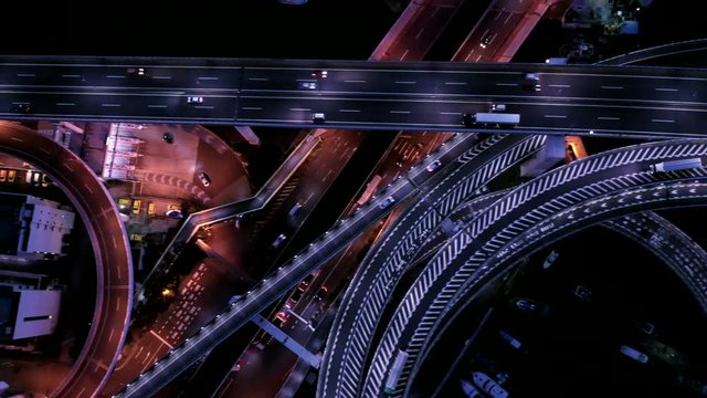 円を描いた道や直線の道など様々な車道が重なり合う高速道路