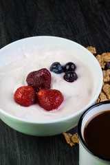 BOL CON YOGUR Y FRUTOS ROJOS DEL BOSQUE CON TAZA DE CAFÉ Y CEREALES INTEGRALES