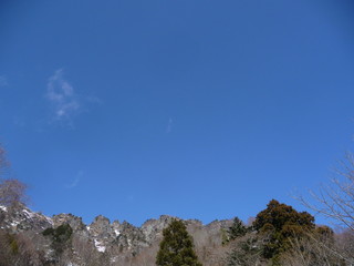 青空の下の戸隠山(長野県)