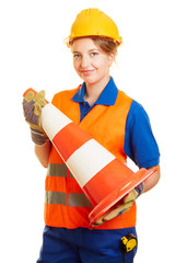 Frau als Straßenbauer mit Pylon